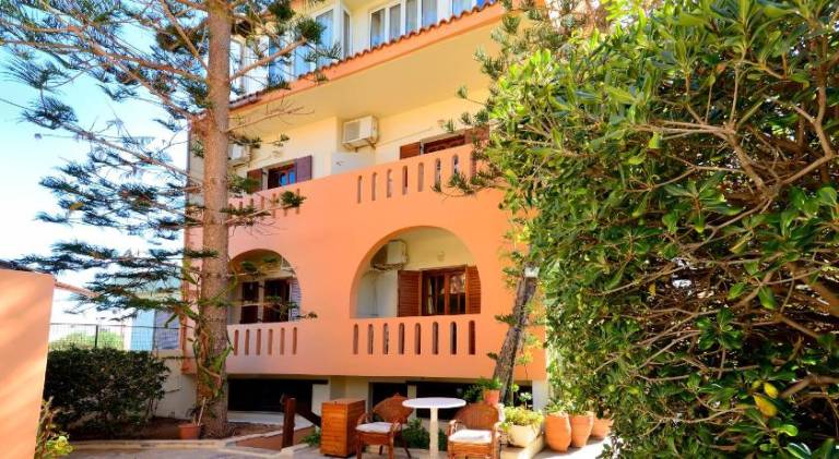 Serviced apartment with terrace & garden in Hersonissos