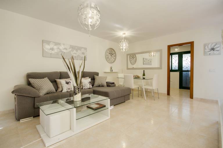 Elegant Duplex Home with Private Patio and Jacuzzi, Wi-Fi & Sea View — photo 5