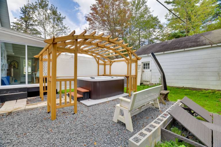 Explore the Poconos! Cozy Creekside Cabin w/ Patio in Lake Harmony, PA