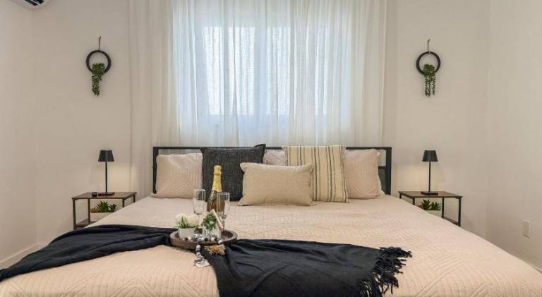 King Comfort Suite Kitchen Wi-Fi Parking in Pembroke, ON