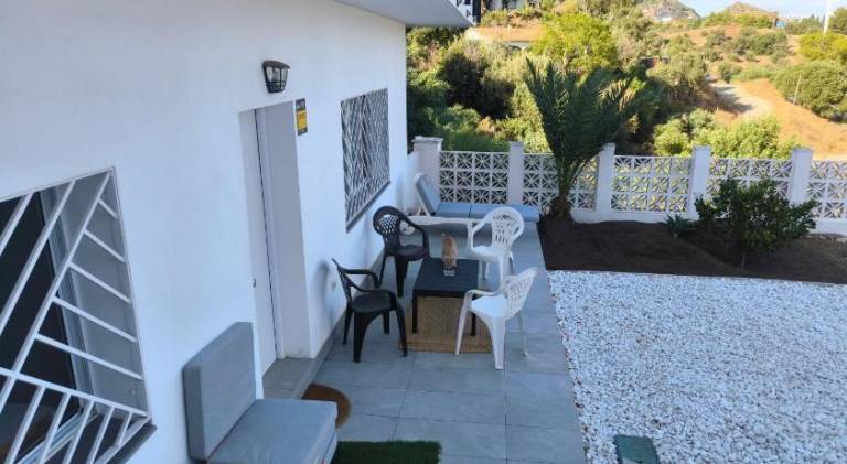 Vacation home with terrace & yard — photo 2