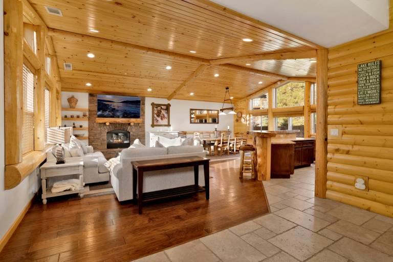 Luxury Morning Star Log Cabin Hot Tub, Firepit, Game Room & Minutes to Skiing — photo 3
