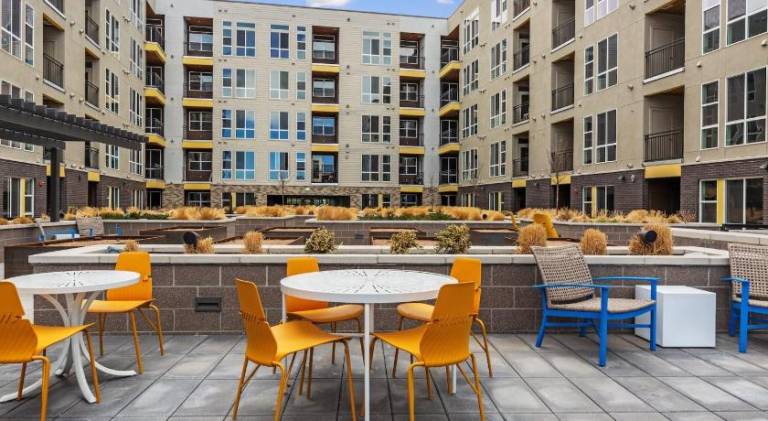 Beautiful serviced apartment with grill, yard & pool | Perfect for remote work | Pets are welcome — photo 3