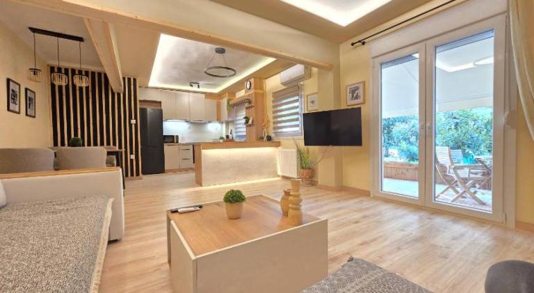 Rental apartment with yard & patio in Thessaloniki