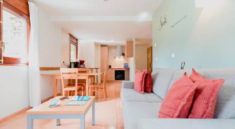 Beautiful serviced apartment with patio | Dogs allowed — photo 2