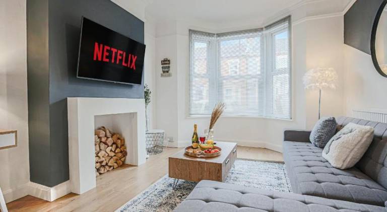 Central House with Free Parking, Pool Table, Garden, Super-Fast Wifi and Smart TVs by Yoko Property — photo 2