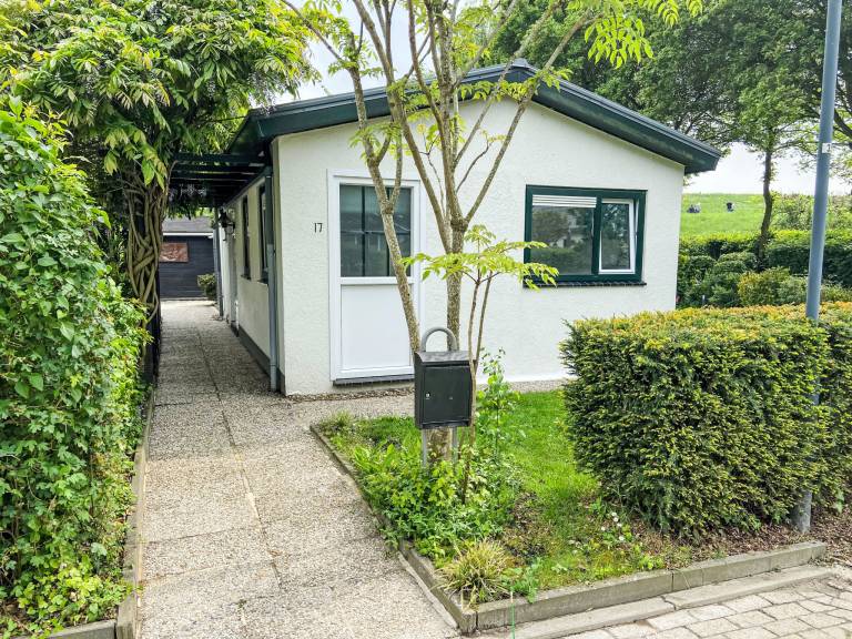Kleines Haus mit Garten direkt hinter dem Deich