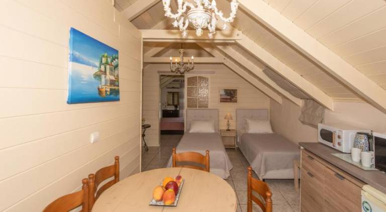 Serviced apartment with pool, patio & grill — photo 5
