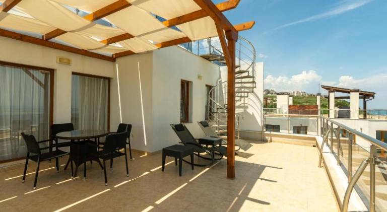 Apartment with yard, pool & patio — photo 5