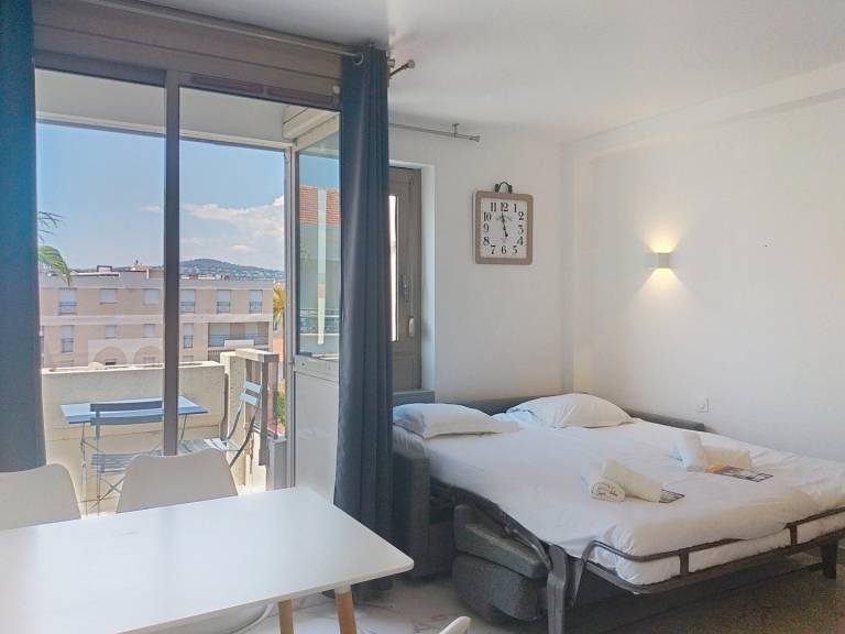 Rental apartment with yard & terrace in Antibes
