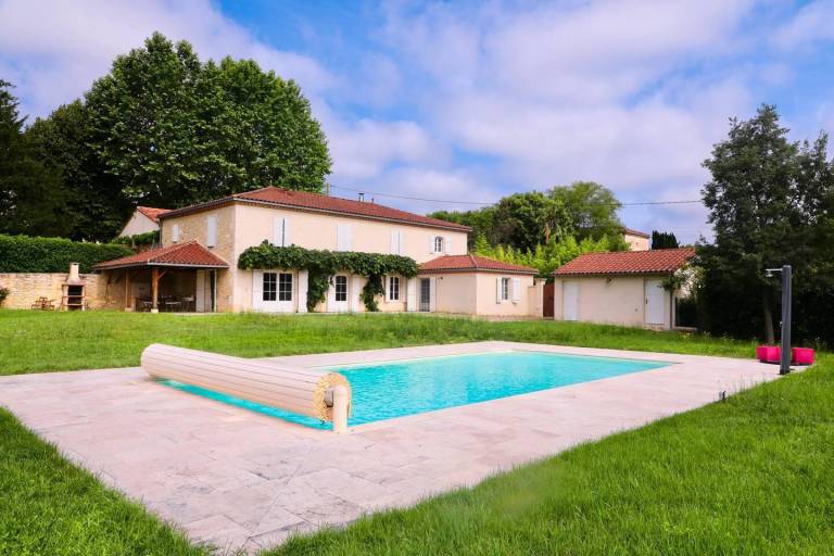 Gite with private pool, patio & barbeque in Cahors