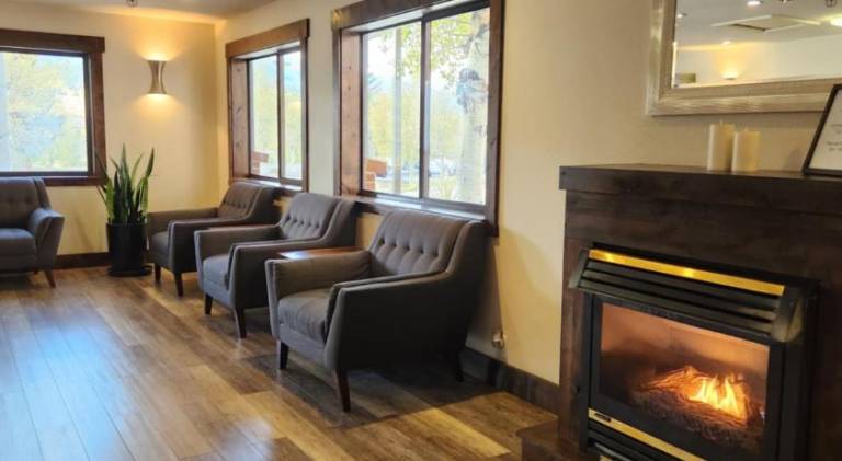 Luxury Inn & Suites — photo 2