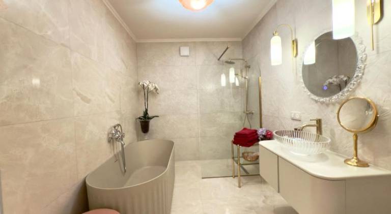 Apartment with pool & yard — photo 2