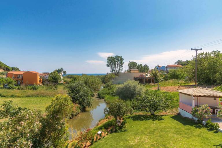 Apartment with yard, fast internet & grill | Water view — photo 4