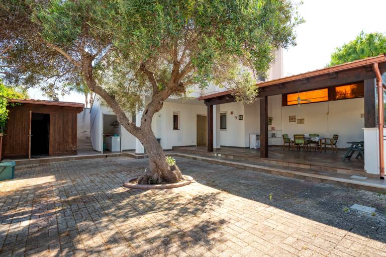 Villa 'Flower House In Carisciola' with sea view, private terrace and air conditioning in Carovigno