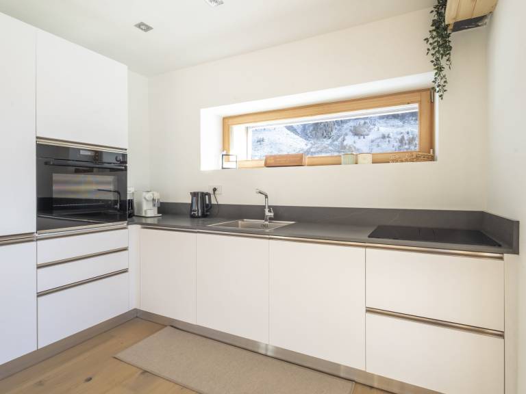 Family-oriented wonderful apartment with patio & yard | Mountain view | Close to the ski | Pets are welcome — photo 2