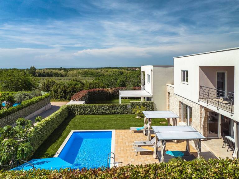 House with BBQ, yard & private pool | Suitable for remote work in Novigrad