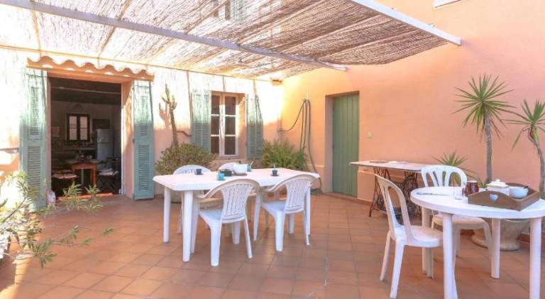 Holiday apartment with patio in Valbonne