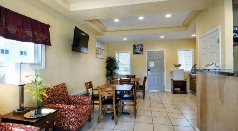Econo Lodge West Yarmouth on Cape Cod — photo 4