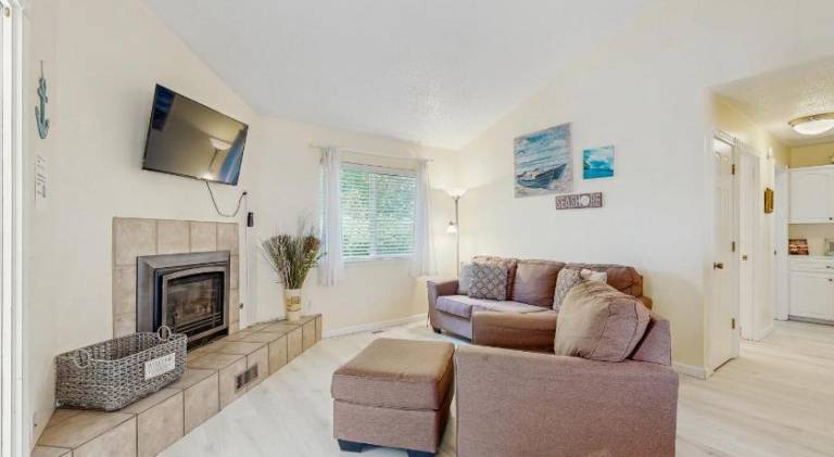 Vacation home | Beach nearby | Perfect for remote work | Pet-friendly in Lincoln