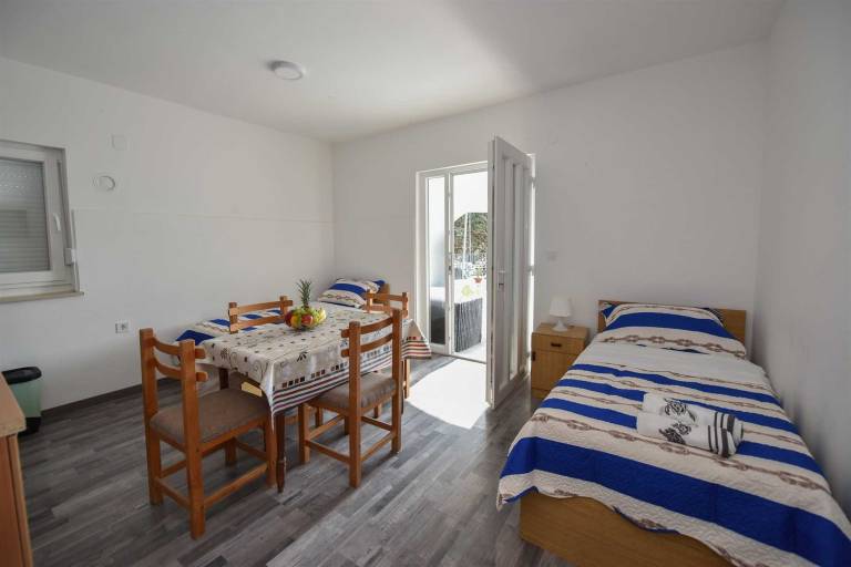 Holiday apartment with patio — photo 4