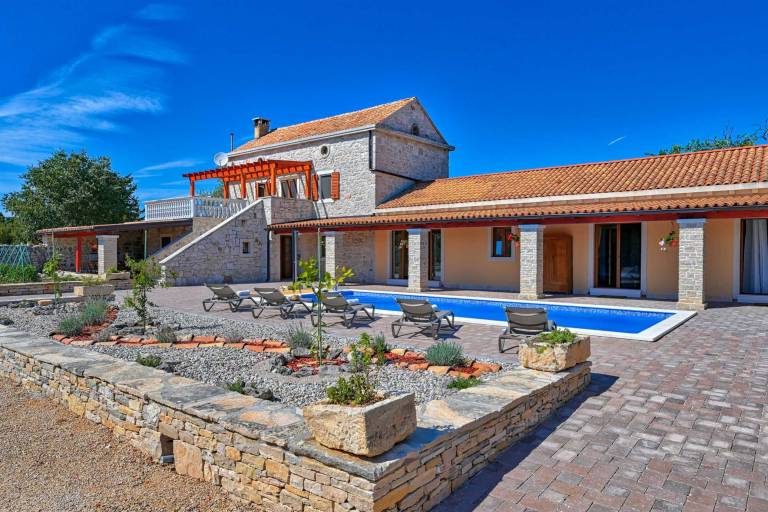 Pleasant villa with pool, hot tub & barbeque | Dogs allowed — photo 2