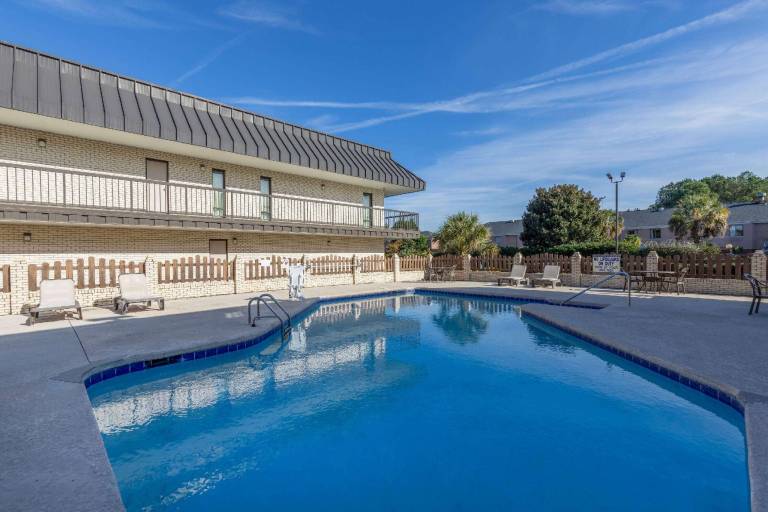 Days Inn by Wyndham Florence/I-95 North — photo 2