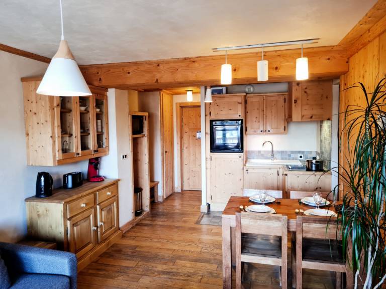 Holiday apartment with patio & yard | Mountain view — photo 2