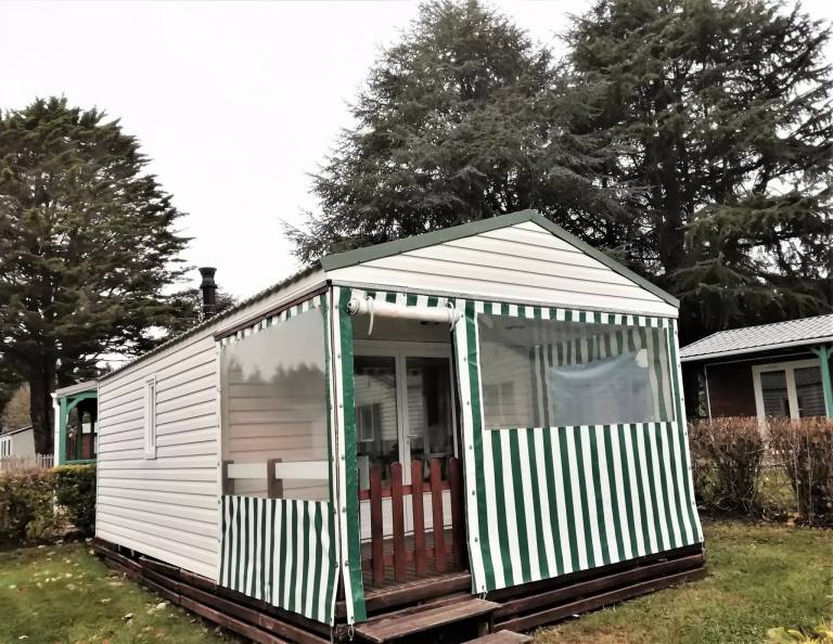 Mobile home with yard, barbecue & patio in Pontivy