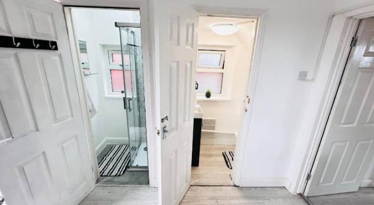 Pengam House Cardiff 3 Bedroom 2 Bathroom with free parking work desk fast internet close to City Ce — photo 5