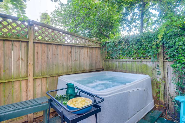Private Spa & Dog Friendly: Romantic Galveston Gem — photo 2