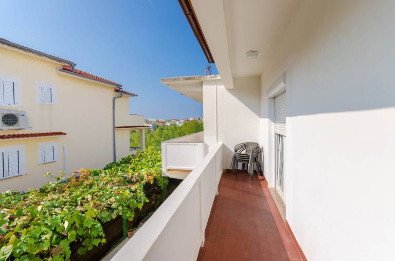 Rental apartment with patio, yard & barbecue | Garden view — photo 2