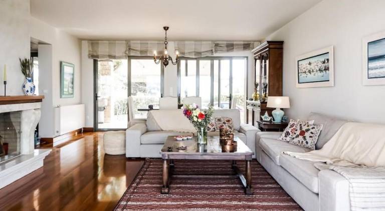 Villa with pool & hot tub | Pet-friendly — photo 2