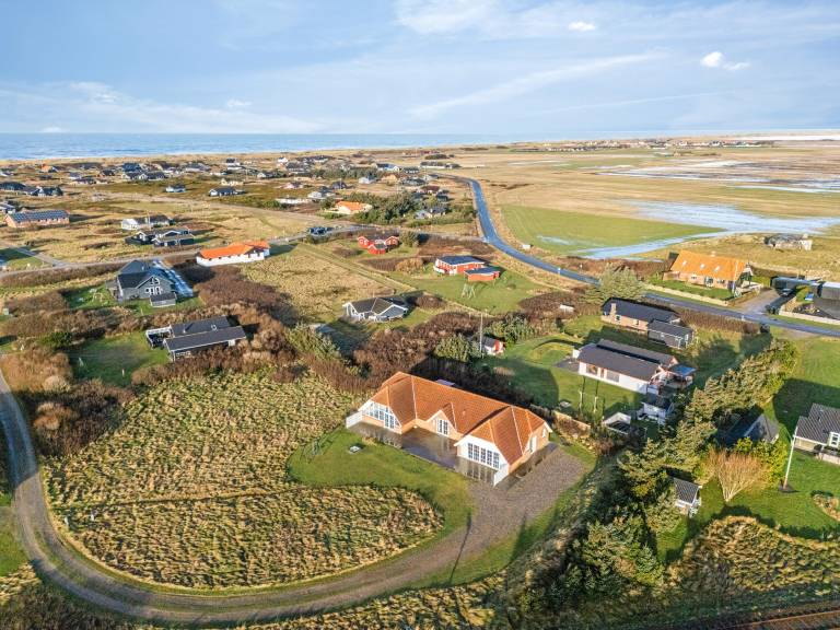 Vacation home with pool, hot tub & sauna in Harboore