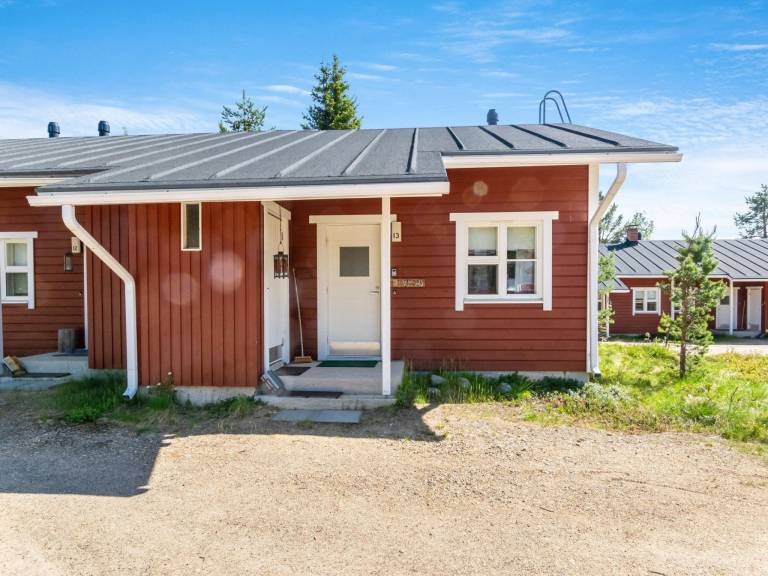 Vacation home with sauna & patio — photo 2