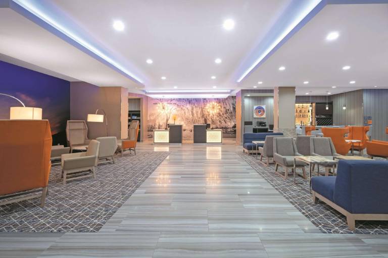 La Quinta Inn & Suites by Wyndham Opelika Auburn — photo 2
