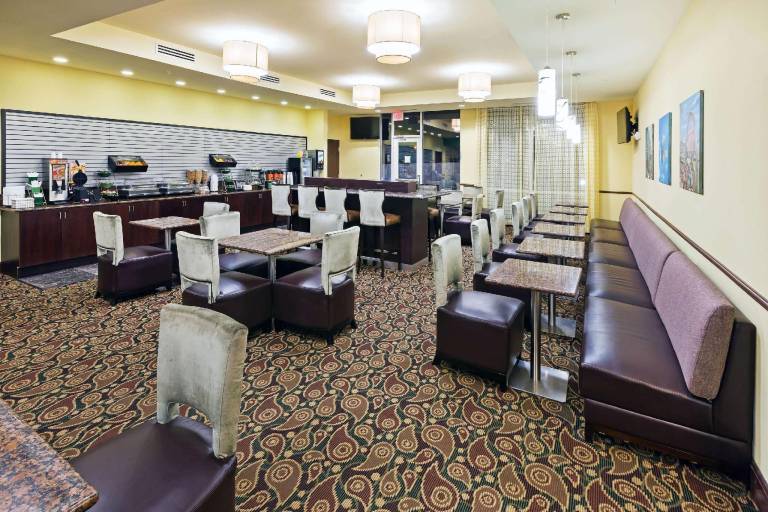 La Quinta Inn & Suites by Wyndham Elk City — photo 5