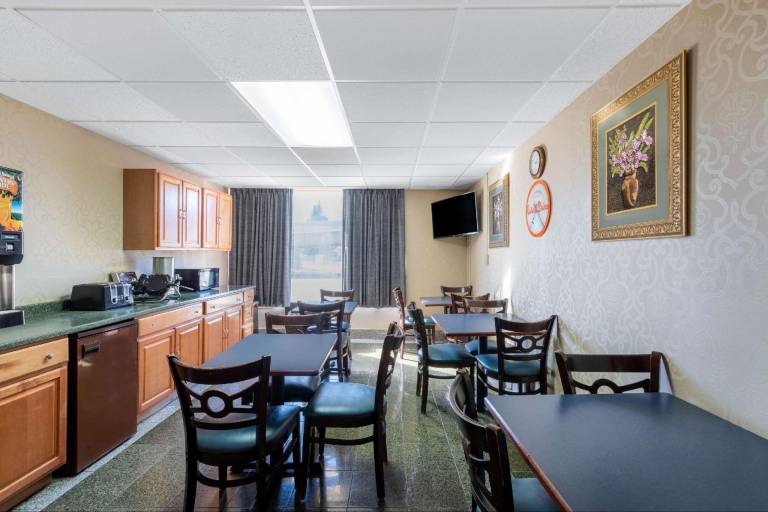Howard Johnson by Wyndham Gillette — photo 2