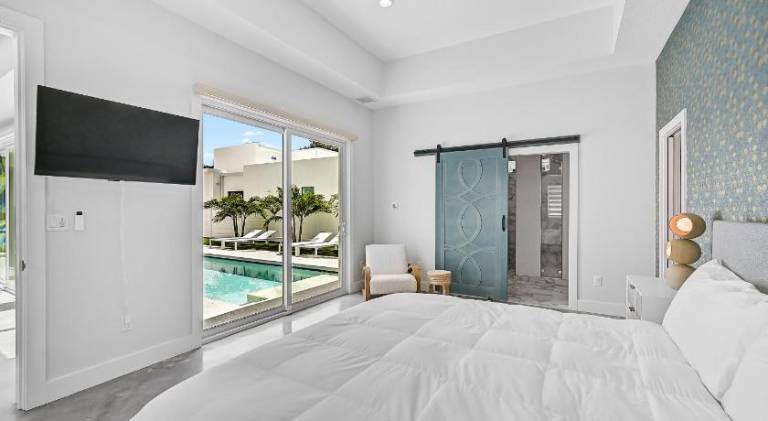 House with pool — photo 2