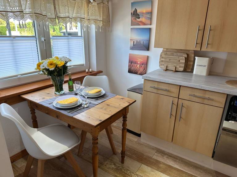 Die liebevoll eingerichtete Wohnung im Cottage auf 45 qm bietet Platz für zwei Personen mit Gartenanteil und Holzterasse. — photo 5