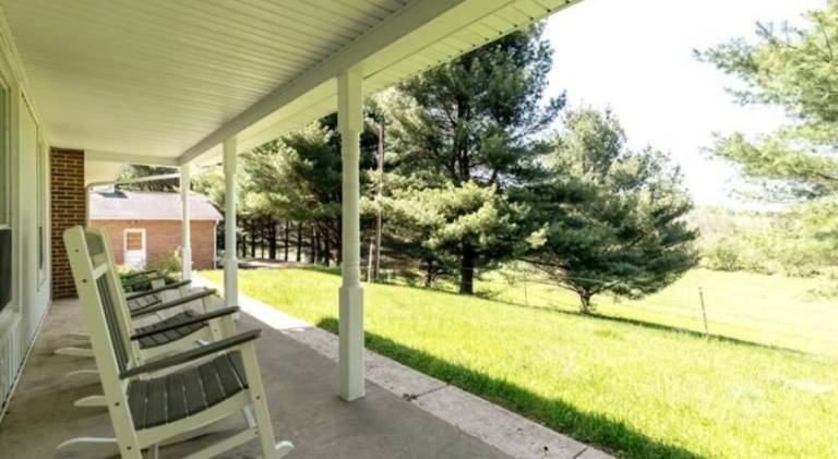 House with hot tub | Pets are welcome — photo 4