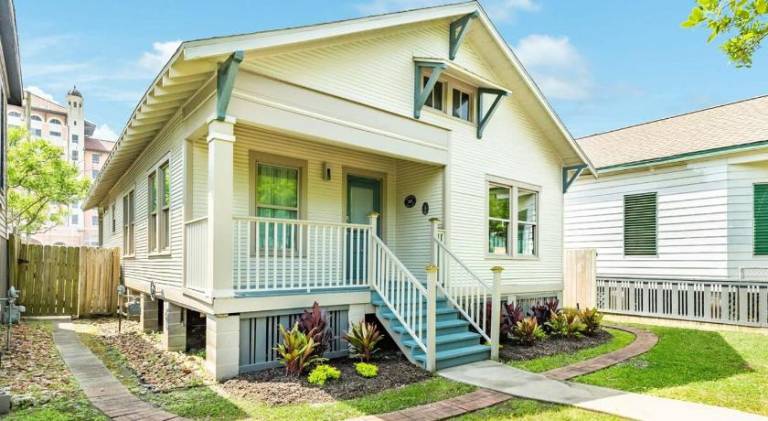 Vacation home with yard & barbecue in Galveston, TX