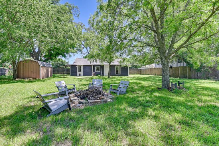Pet Friendly Home w 1 Acre Yard in Aubrey