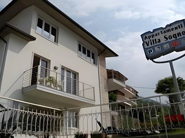 Serviced apartment with pool, garden & terrace | Suitable for remote work in Malcesine