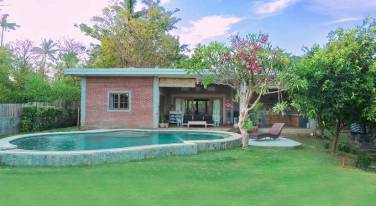 Villa with pool — photo 3