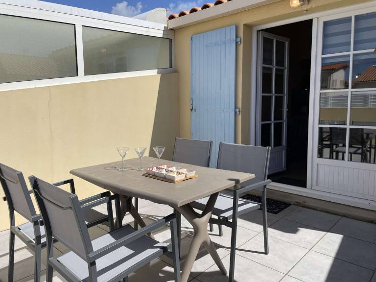 Quiet 1BR House with Terrace and Parking, 10min Walk to Beach, in Saint-Gilles-Croix-de-Vie — photo 2