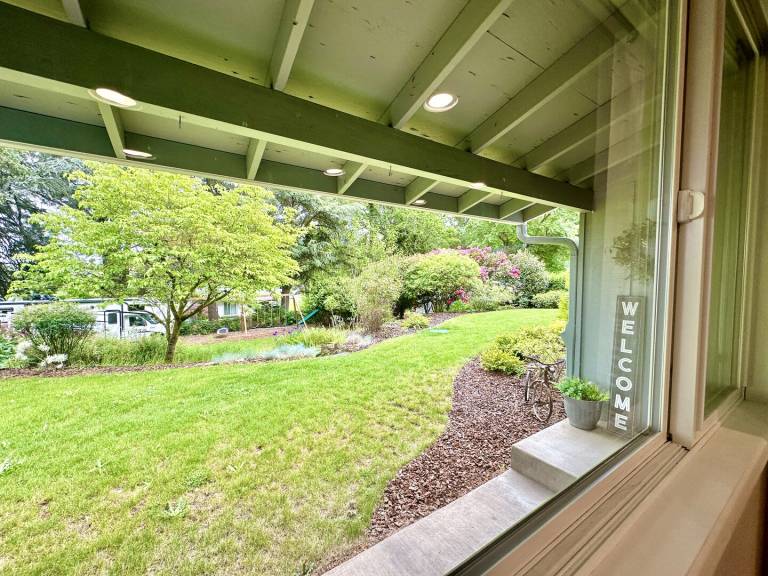 Family-oriented nice vacation home with yard | Pet-friendly — photo 5