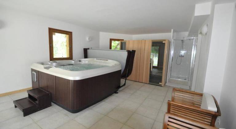 Chalet with hot tub, terrace & yard — photo 3