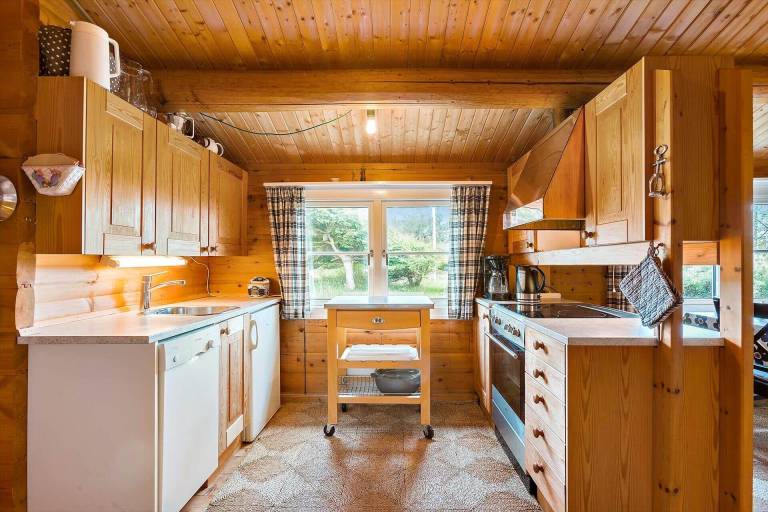 Vacation home with barbeque, patio & hot tub — photo 4