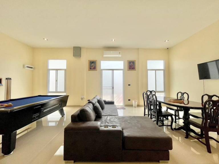 Lovely house with hot tub, pool & BBQ | Perfect for remote work | Dogs allowed — photo 3